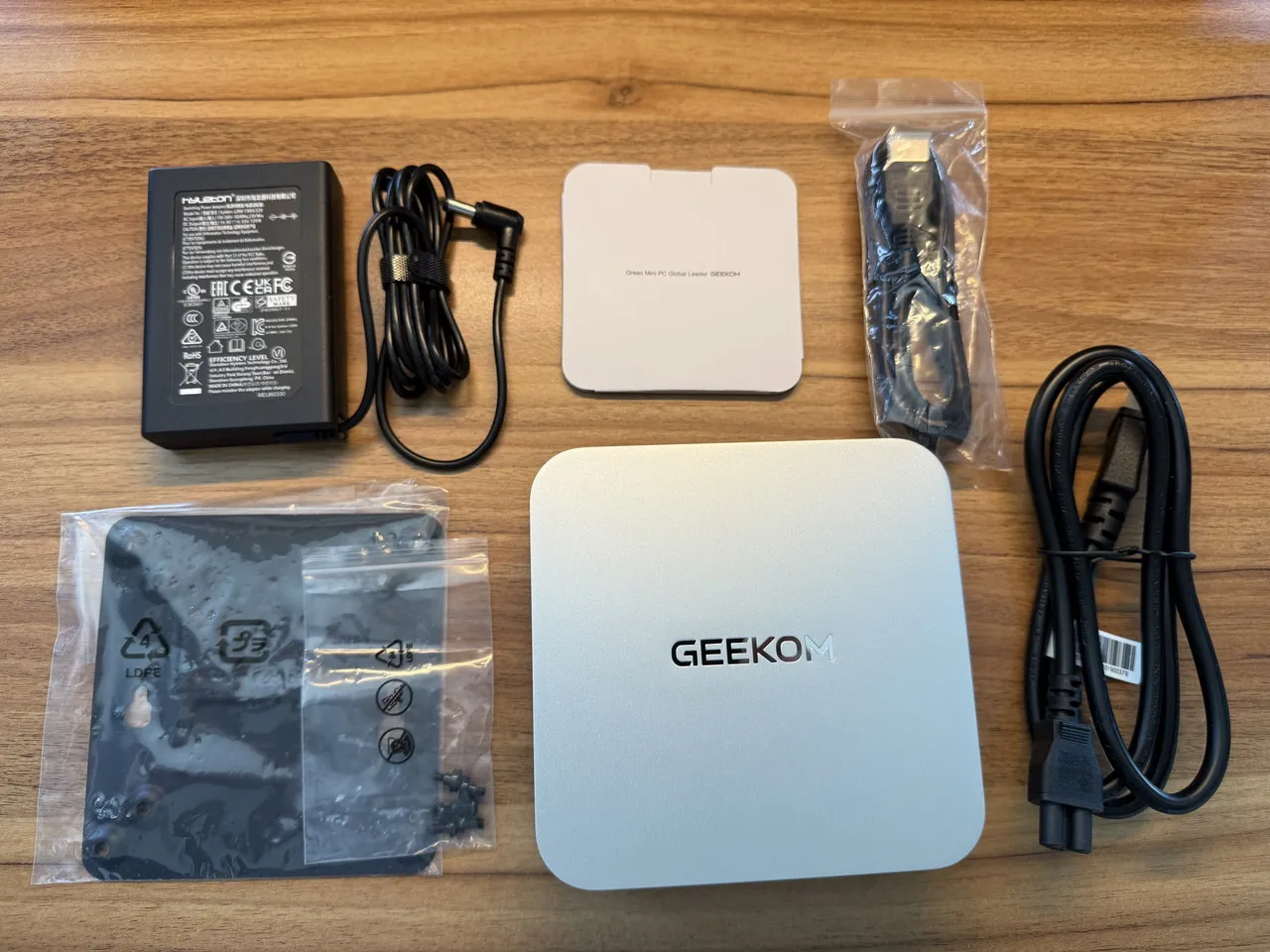 GEEKOM A9 MAX 2026のパッケージ付属品一式