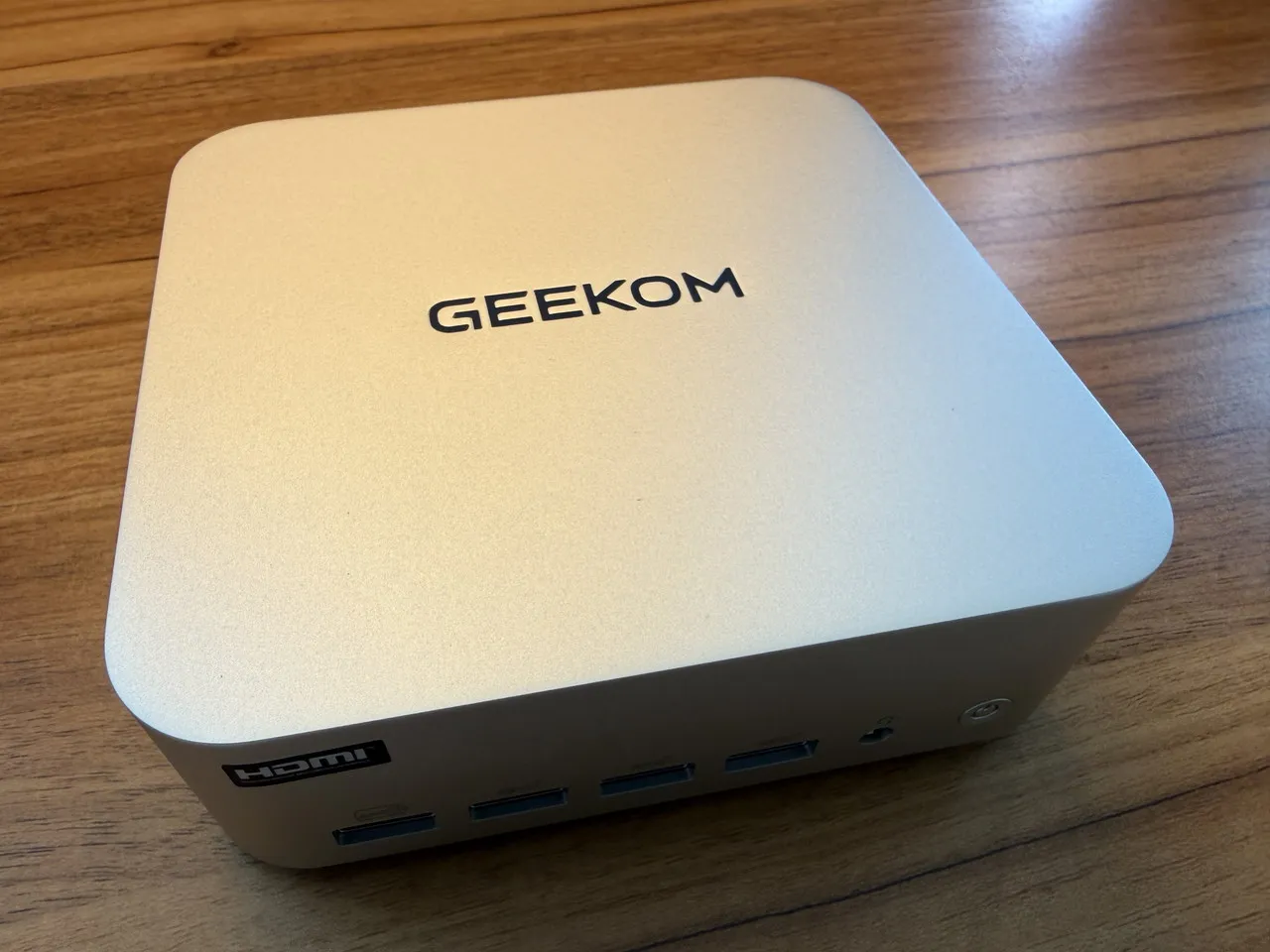 GEEKOM A9 MAX 2026の天板光沢
