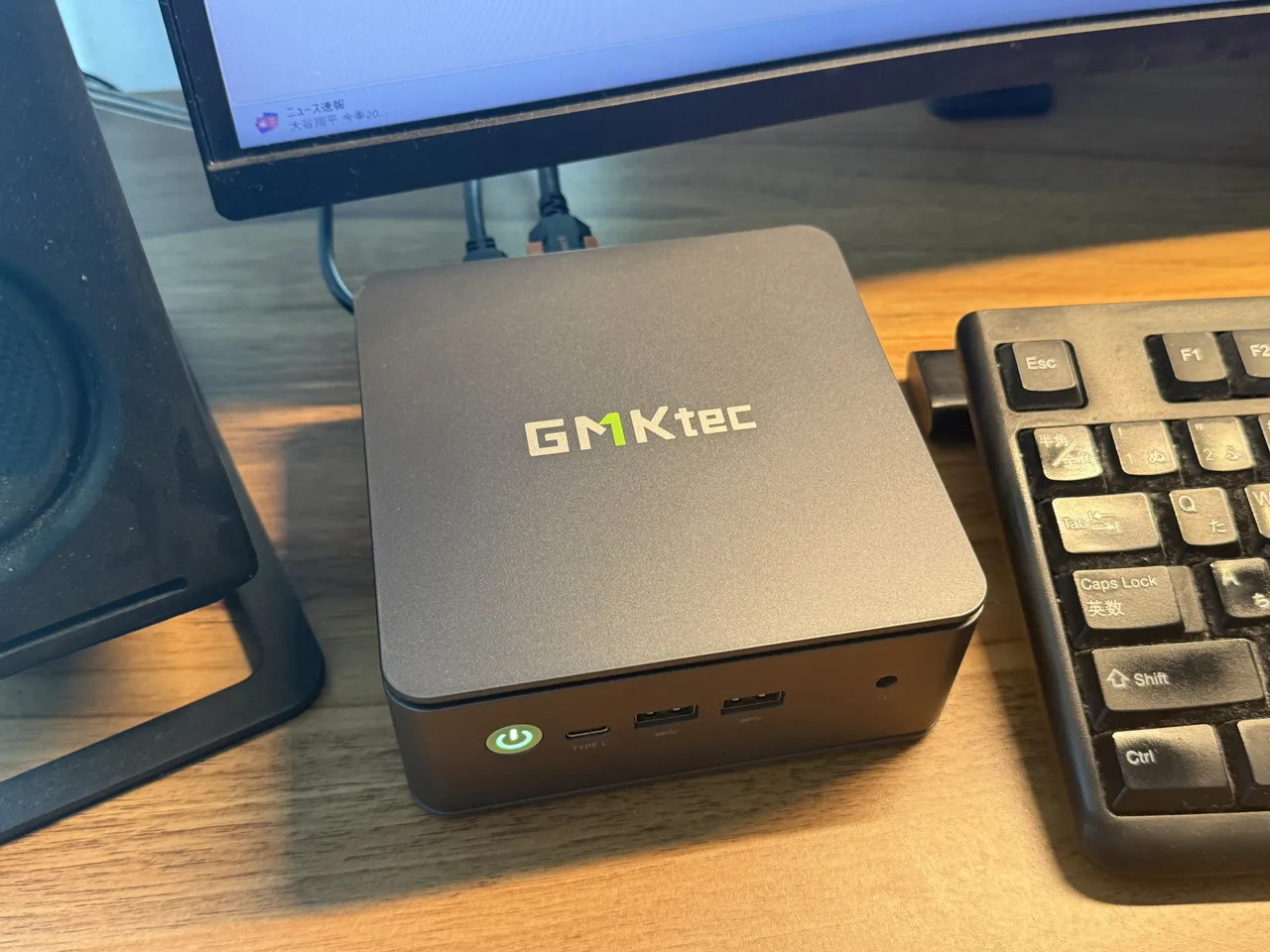 デスク上で稼働しているGMKtec G11