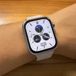 左手にHUAWEI WATCH FIT 5を装着している