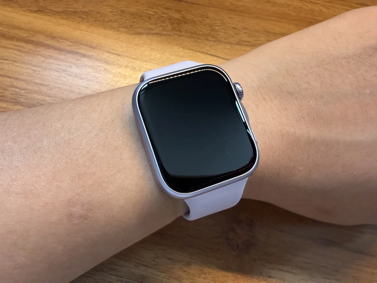 HUAWEI WATCH FIT 5を左手首に装着している