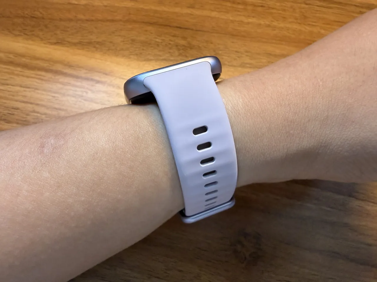装着中のHUAWEI WATCH FIT 5(側面アングル)