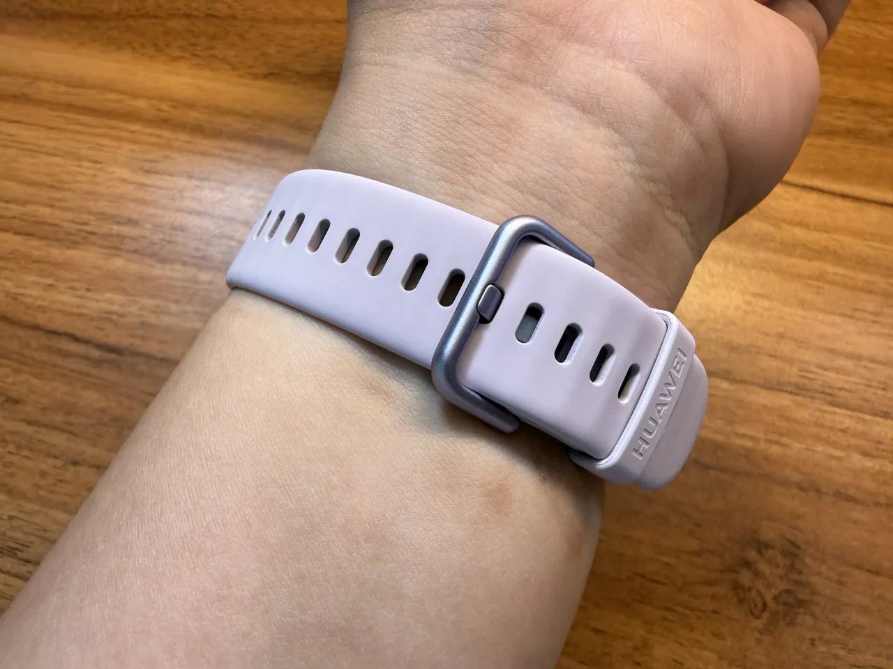 装着中のHUAWEI WATCH FIT 5(裏側アングル)