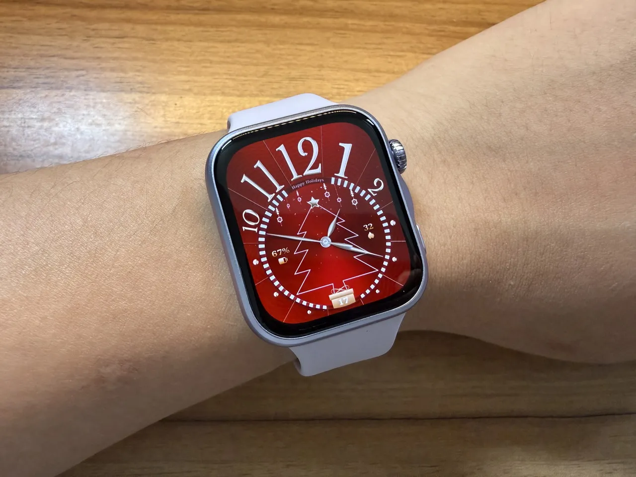 左手に装着されたHUAWEI WATCH FIT 5