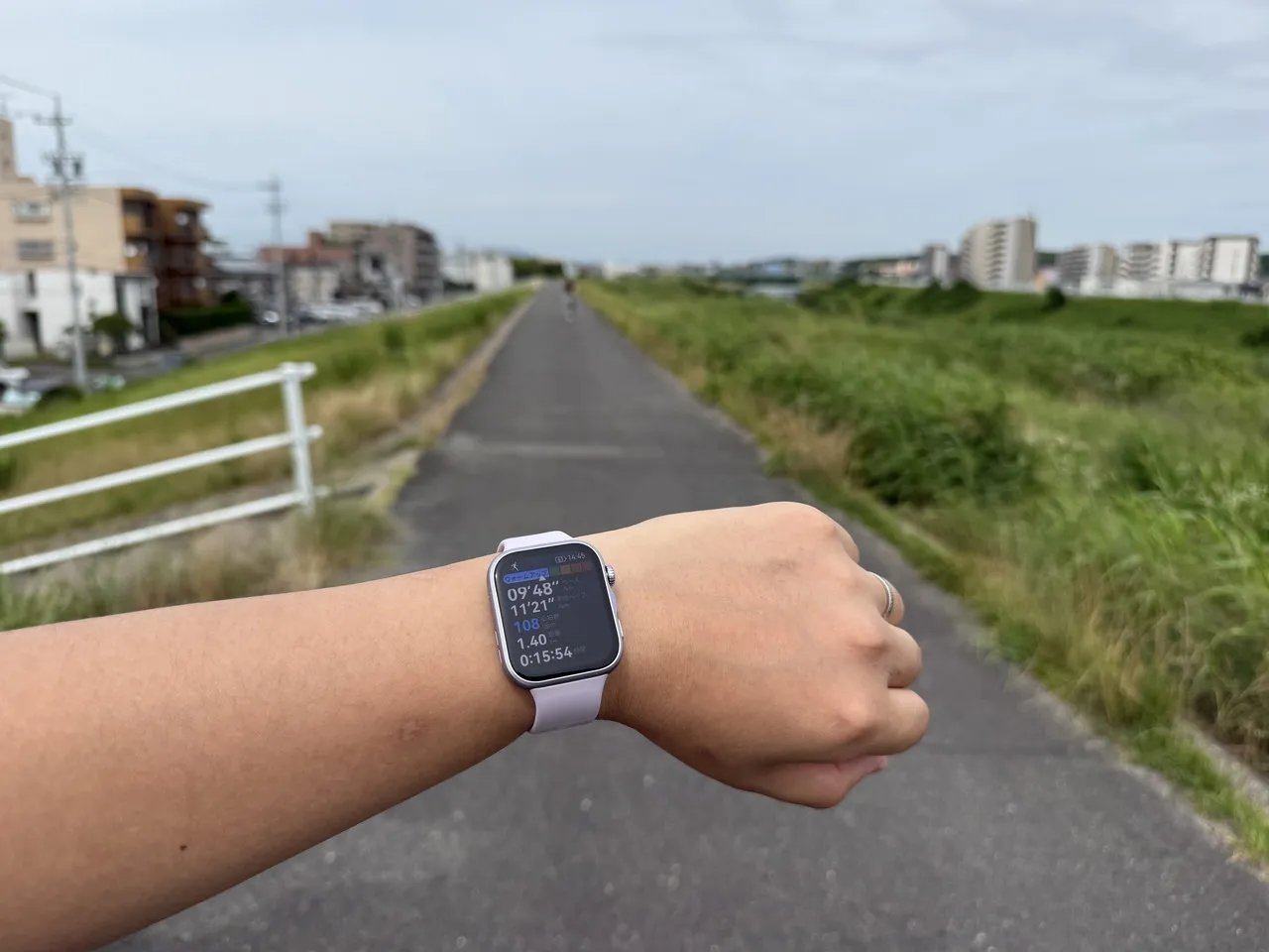 屋外でHUAWEI WATCH FIT 5を装着している