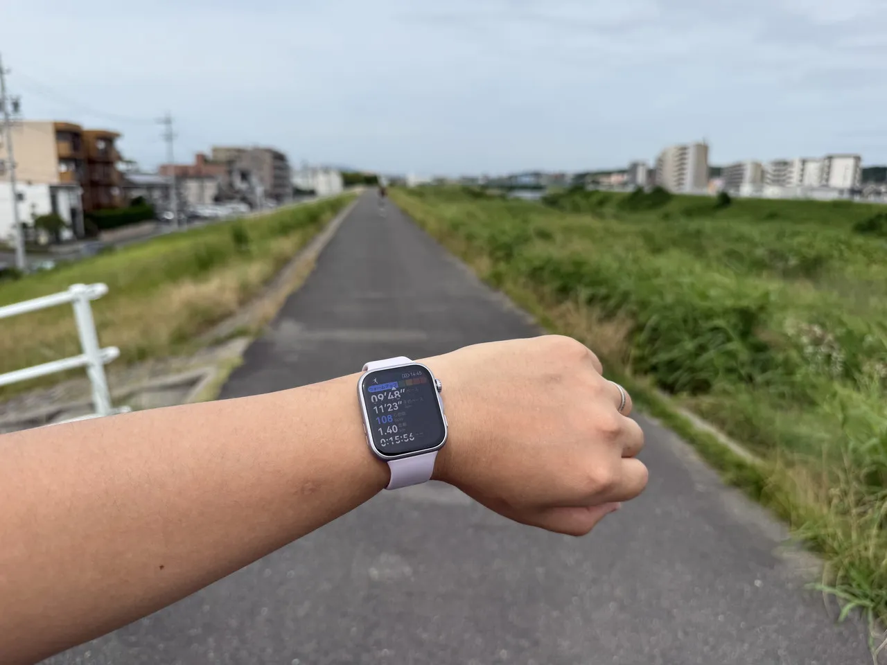 屋外ウォーキングをHUAWEI WATCH FIT 5で記録している