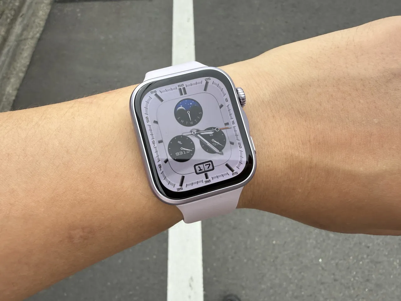 屋外の日光下でHUAWEI WATCH FIT 5の画面を見ている