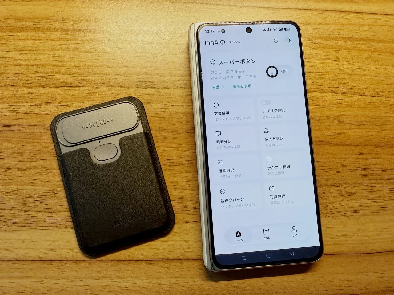 InnAIO TransNoteとスマホを並べている