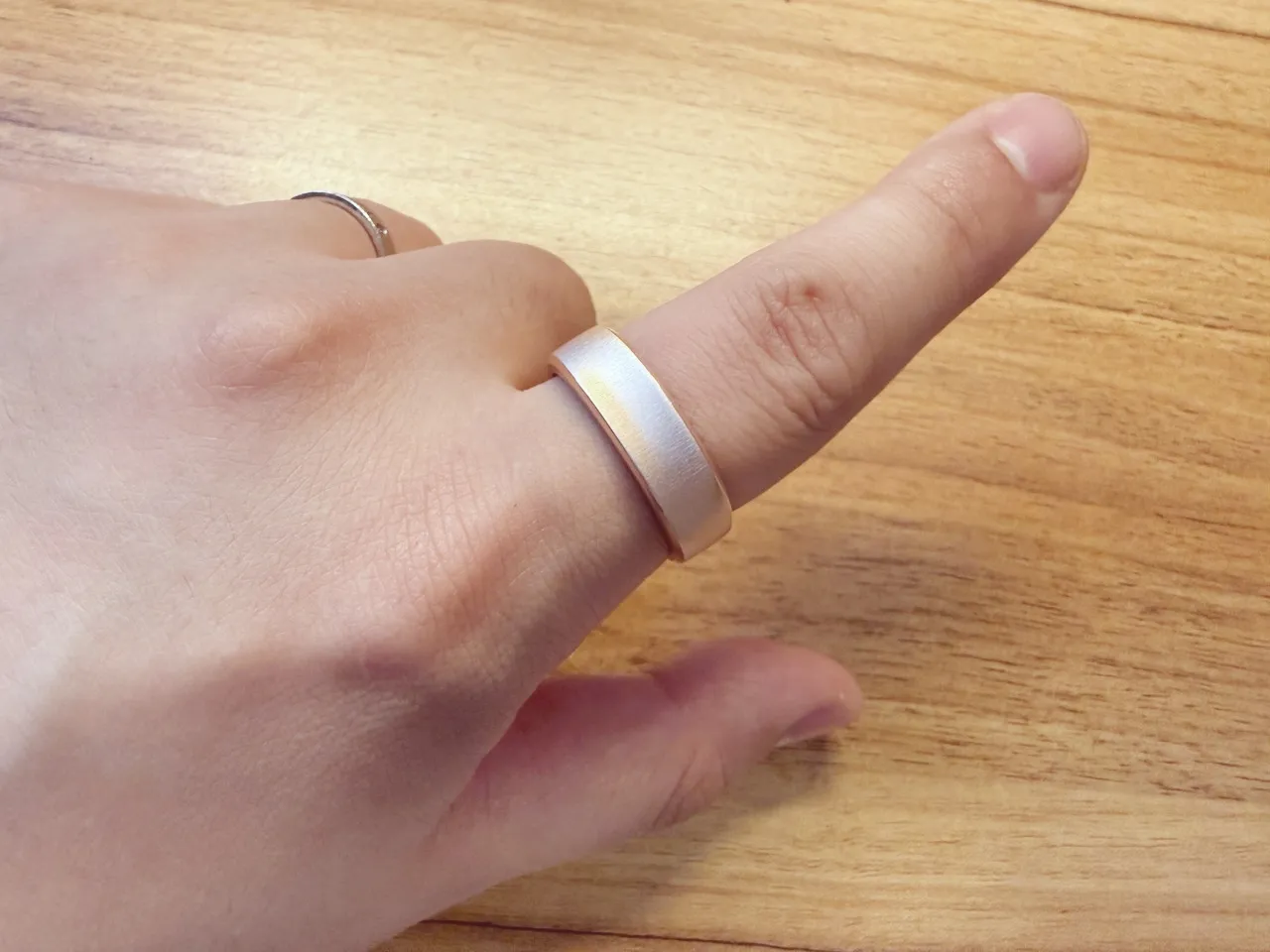 RingConn Gen 3を人差し指に装着している