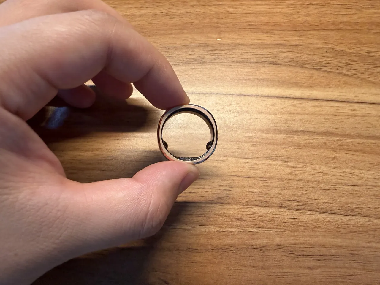 RingConn Gen 3を指で摘まんでいる
