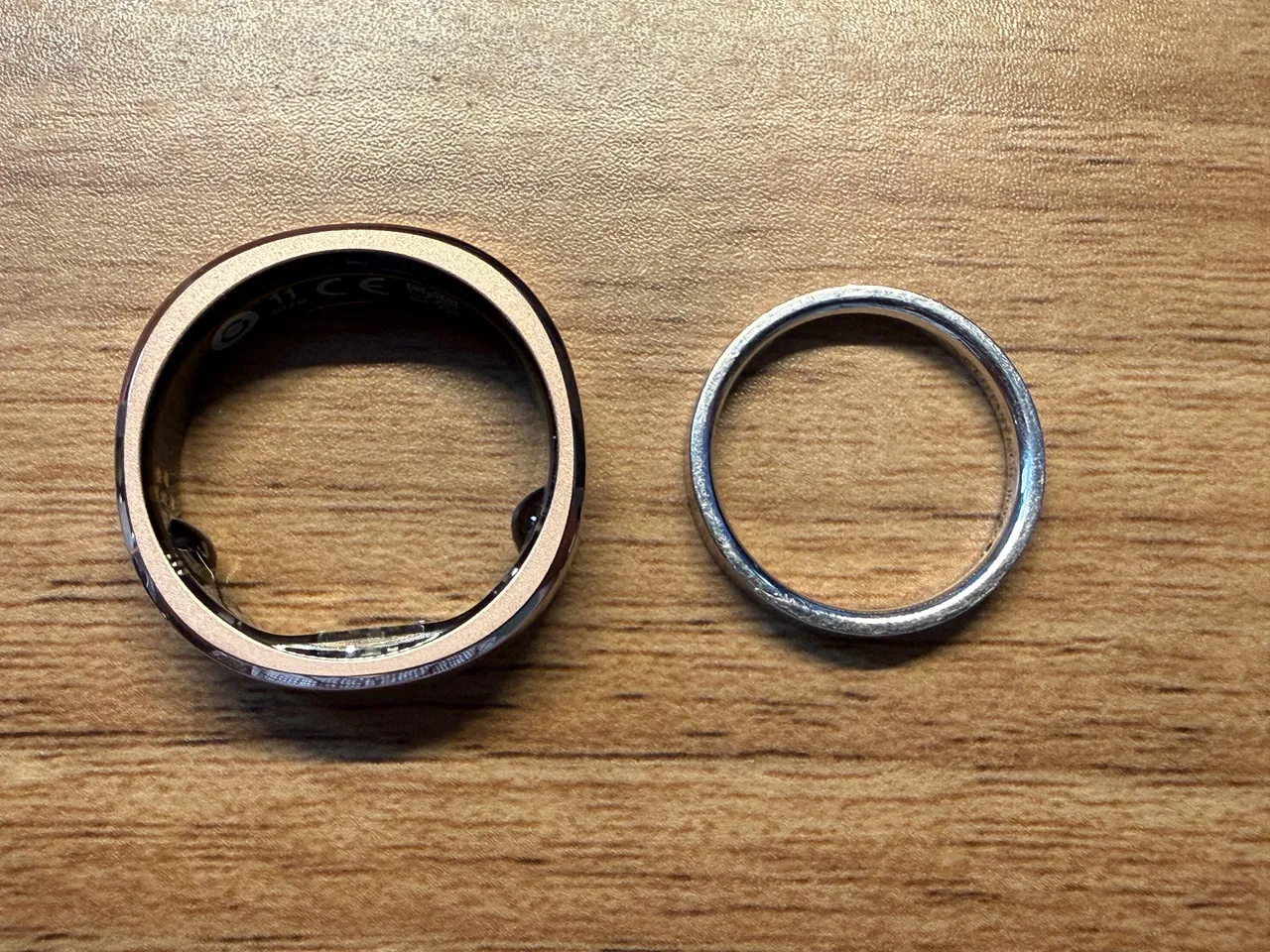 RingConn Gen 3と結婚指輪を並べている(真上アングル)