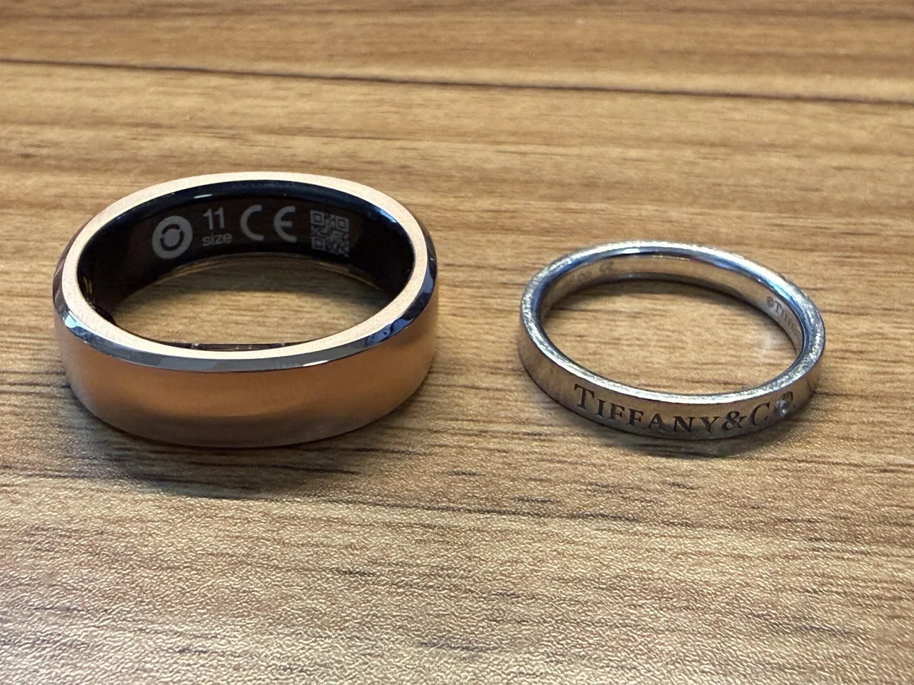 RingConn Gen 3と結婚指輪を並べている(横アングル)