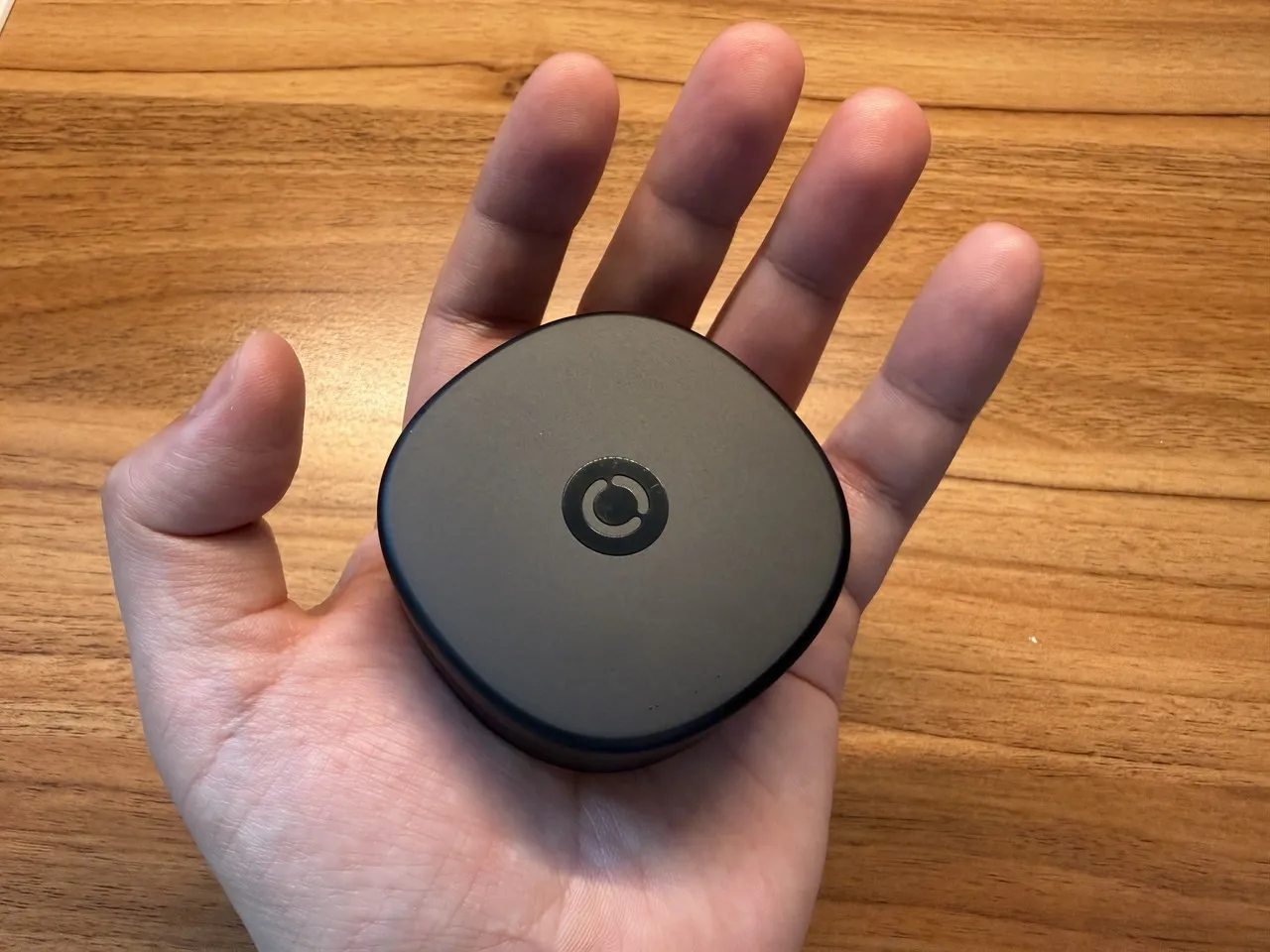 RingConn Gen 3を手のひらに載せている