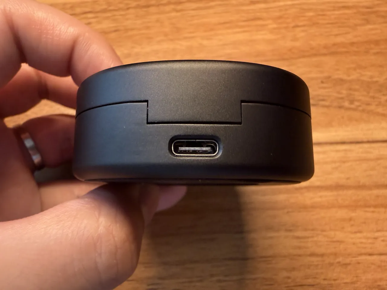 充電ケース後部のUSB-Cポート