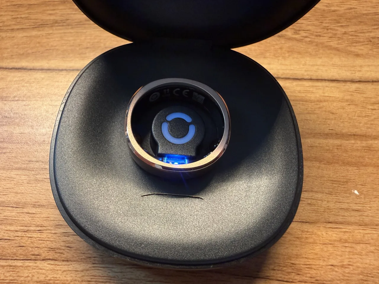 充電ケースにRingConn Gen 3を収めた