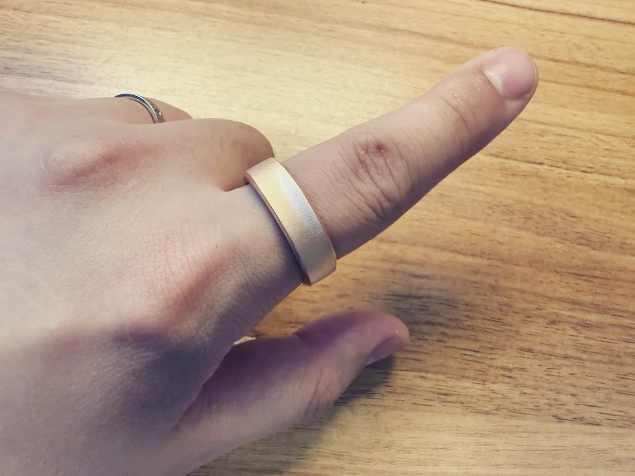 筆者の左手・人差し指にRingConn gen 3を装着した