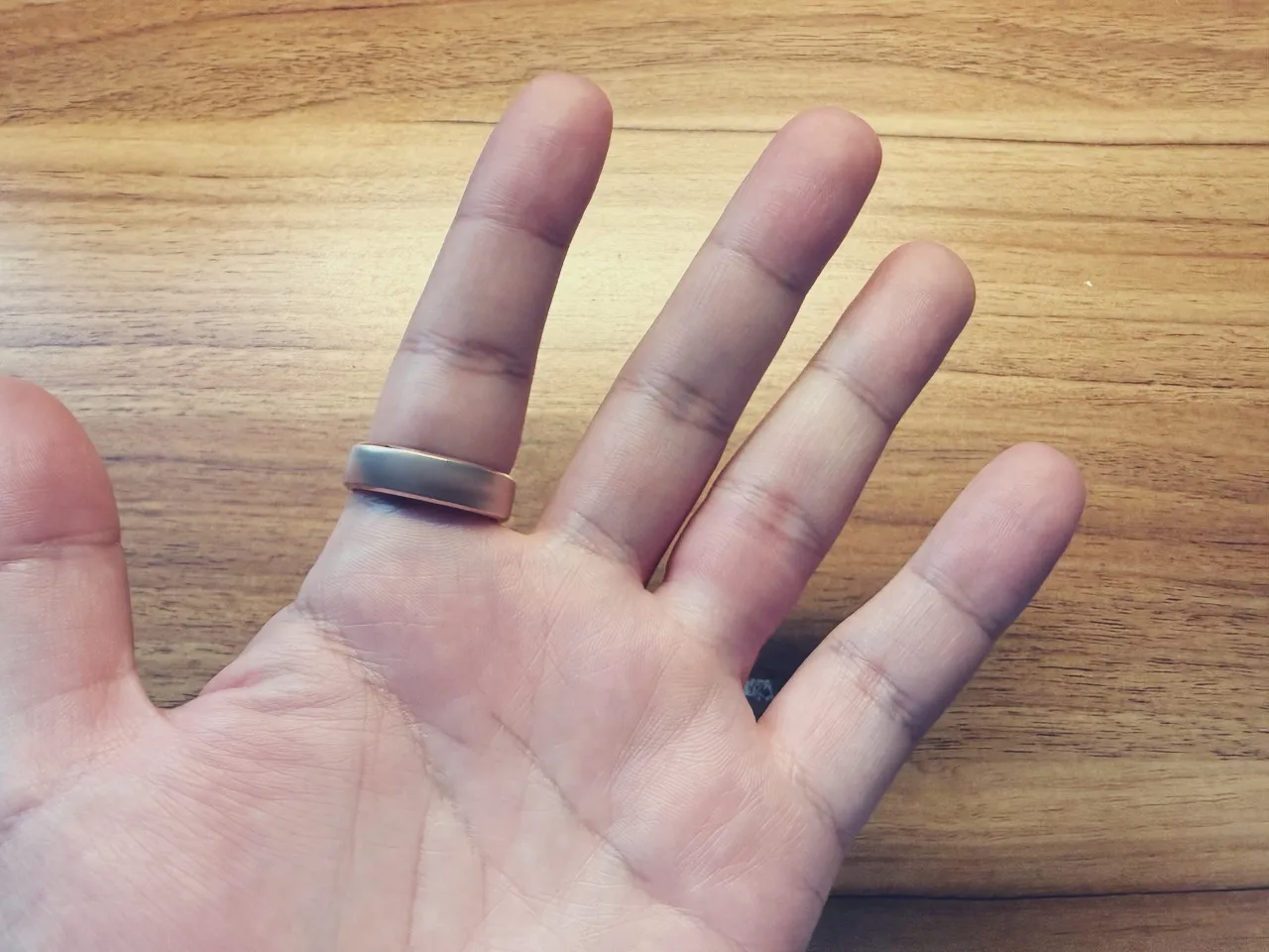 RingConn Gen 3を指に装着している(掌側アングル)