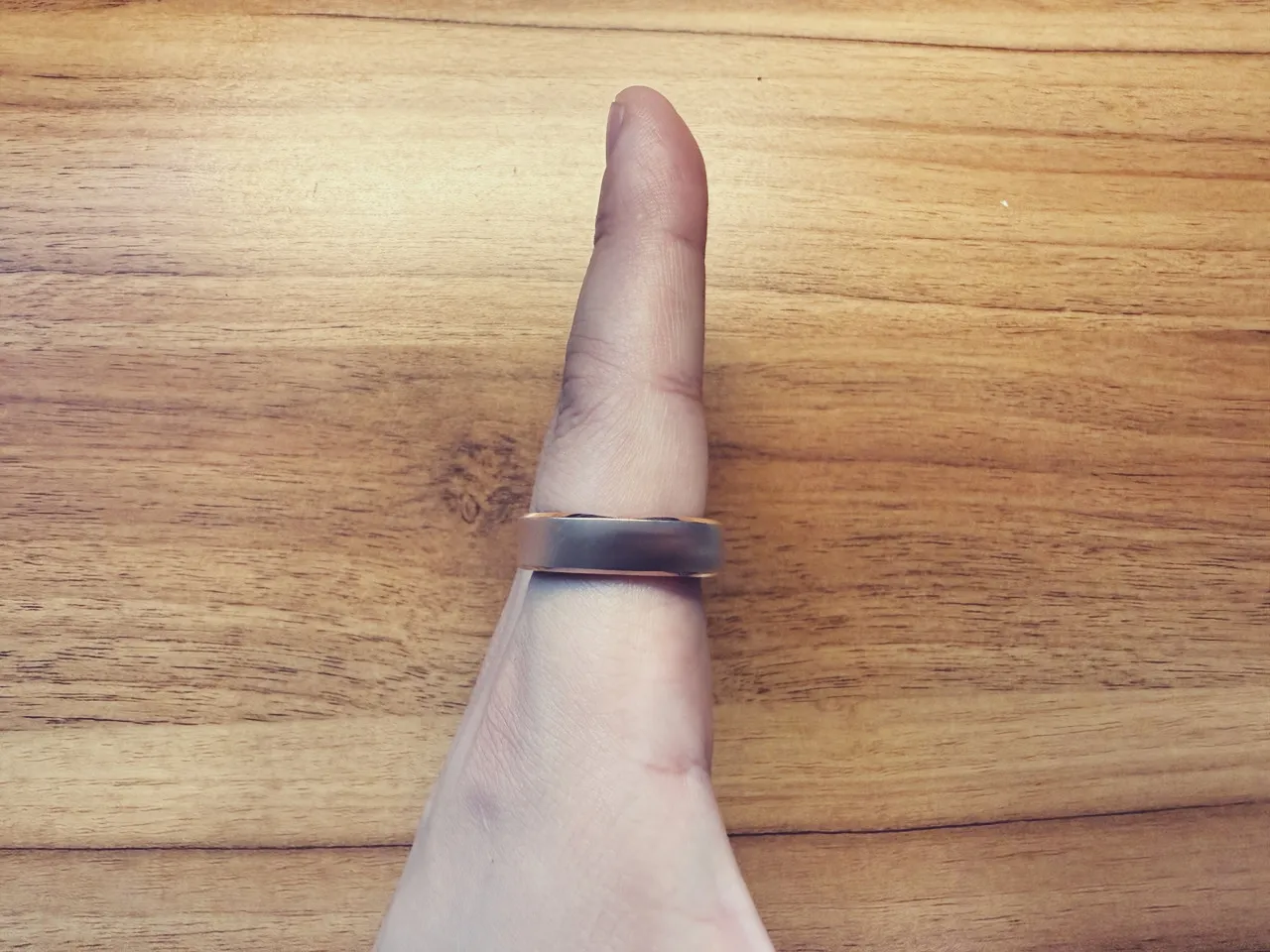 RingConn Gen 3を指に装着している(真横アングル)