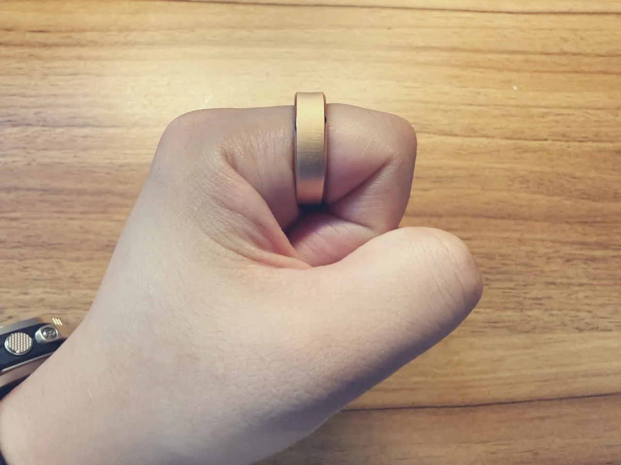 RingConn Gen 3を装着した指を曲げている