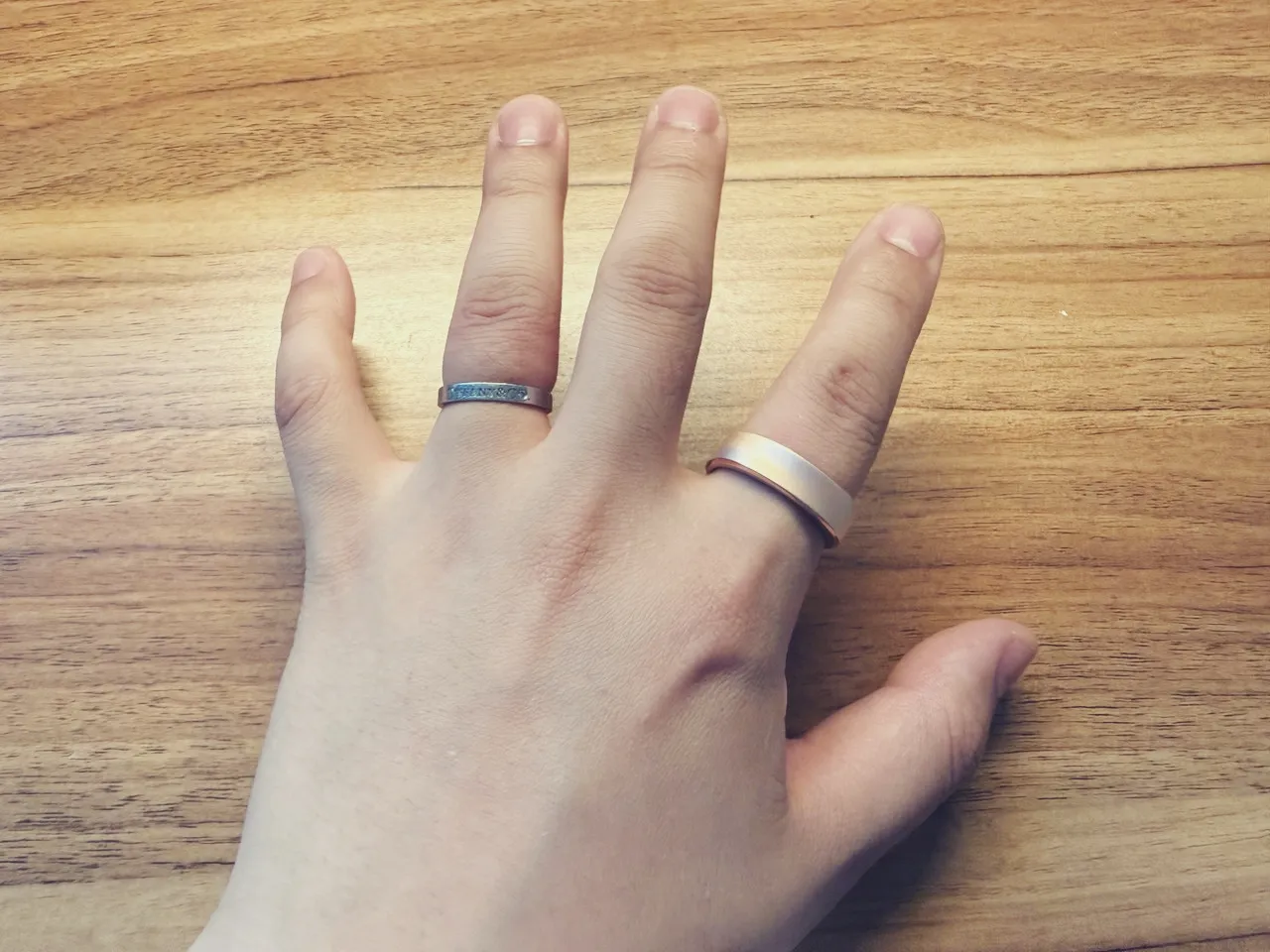 結婚指輪とRingConn Gen 3を装着した手