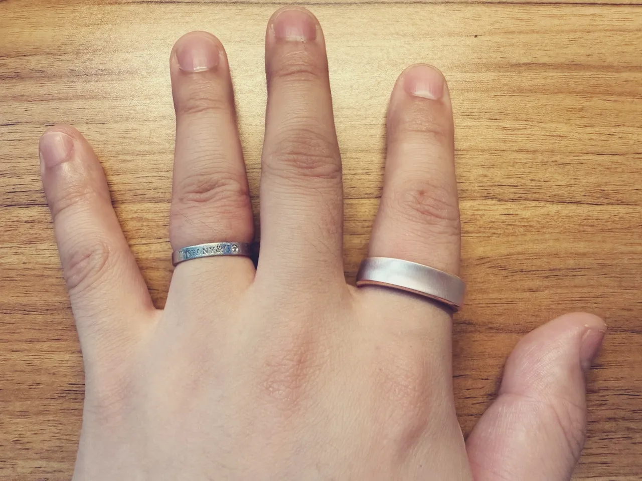 RingConn Gen 3と結婚指輪を装着している手