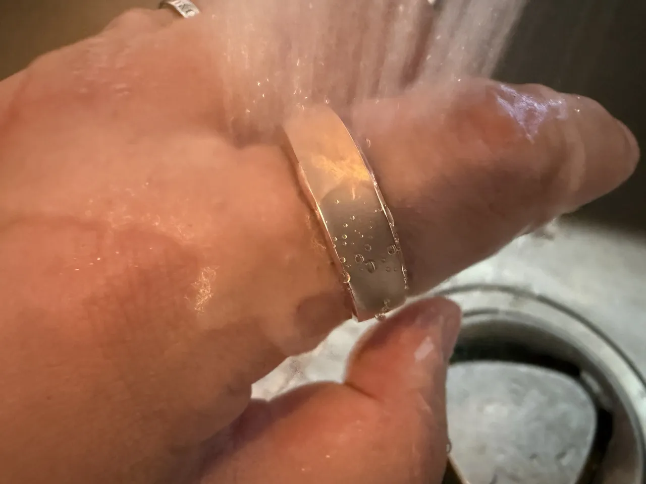 RingConn Gen 3にシャワーを当てている
