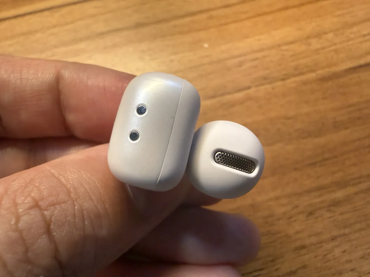 Shokz OpenDots 2のイヤホン本体を指で摘まんでいる(下部アングル)