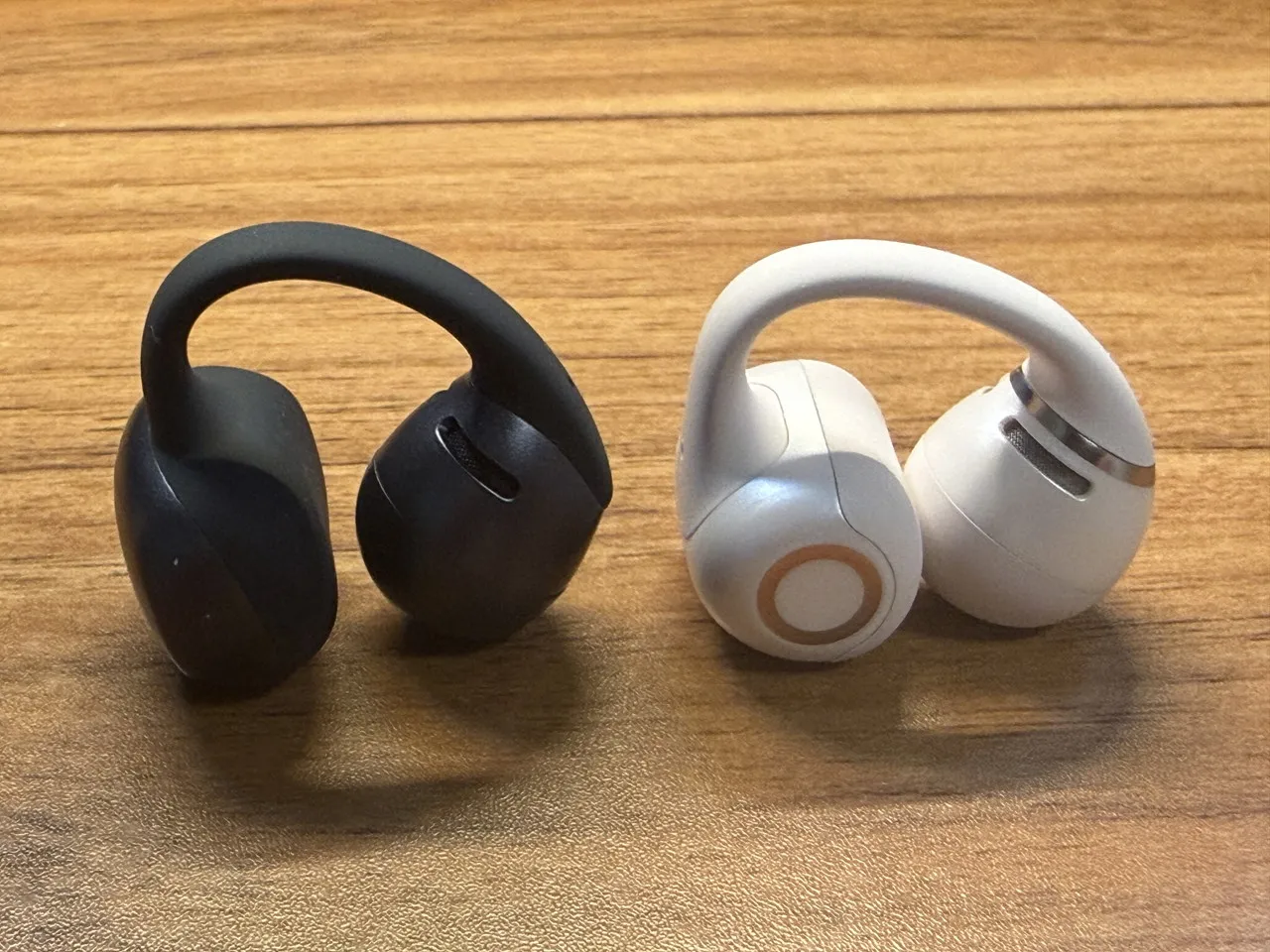 OpenDots 2とOpenDots Airのイヤホン単体を並べている