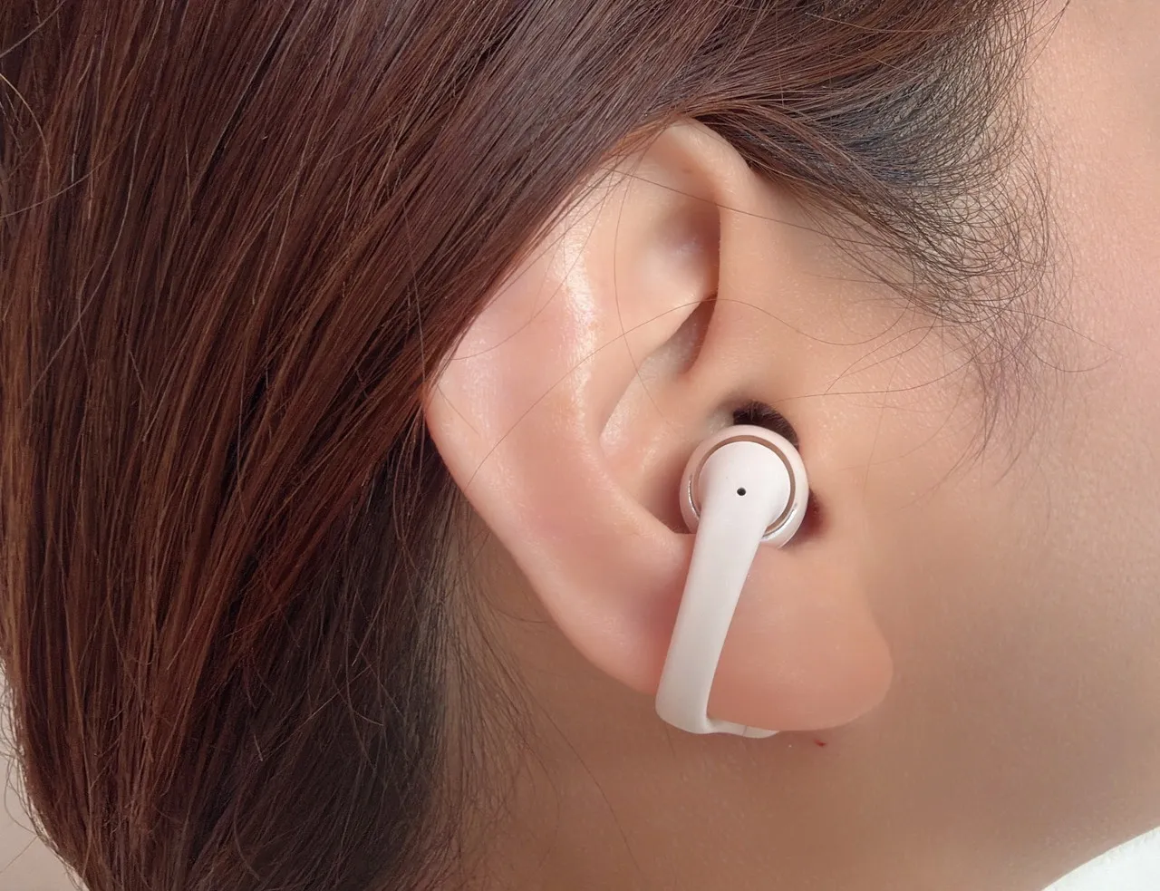 Shokz OpenDots 2を装着した右耳