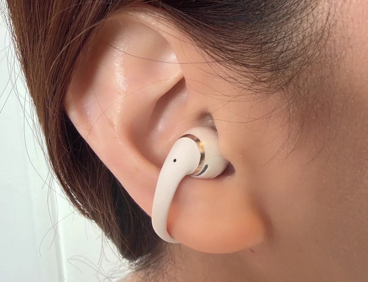 Shokz OpenDots 2を左耳に装着している