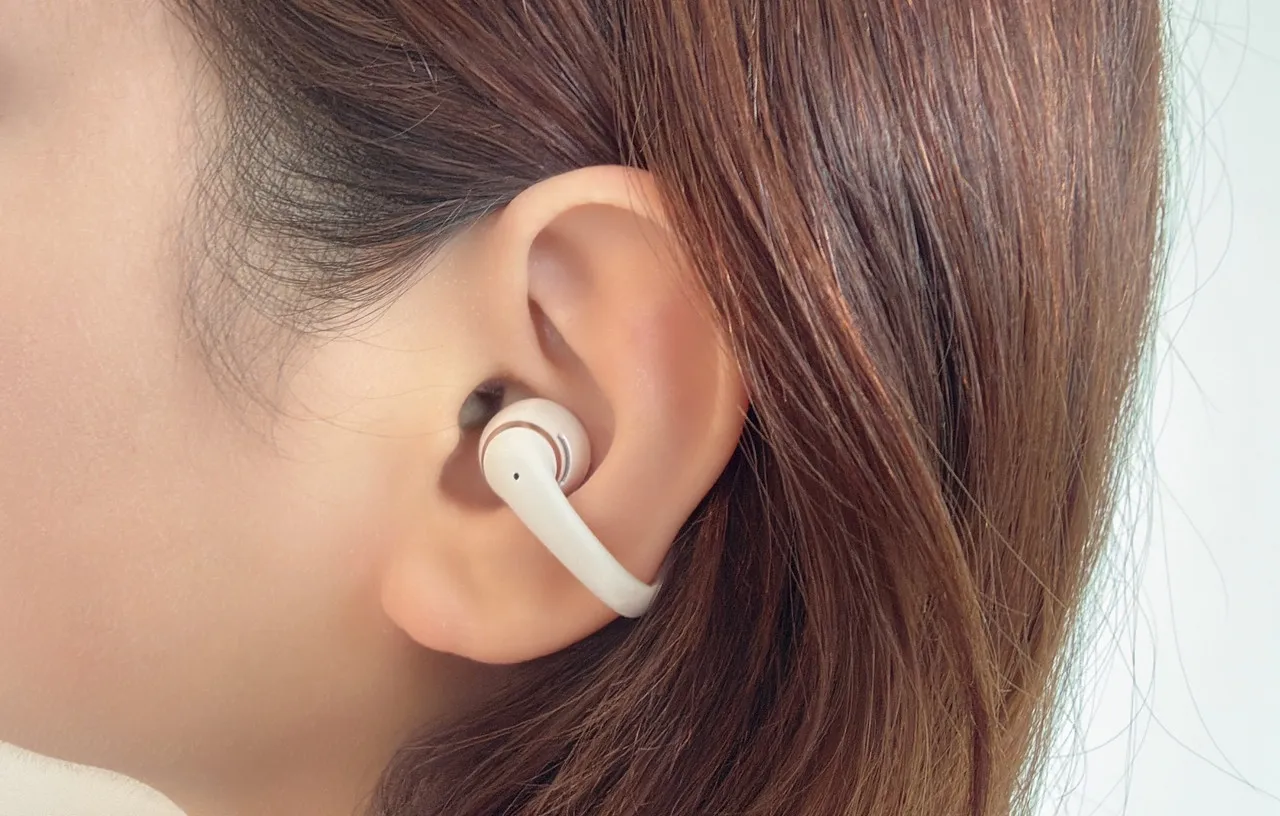 女性が左耳にShokz OpenDots 2を装着している