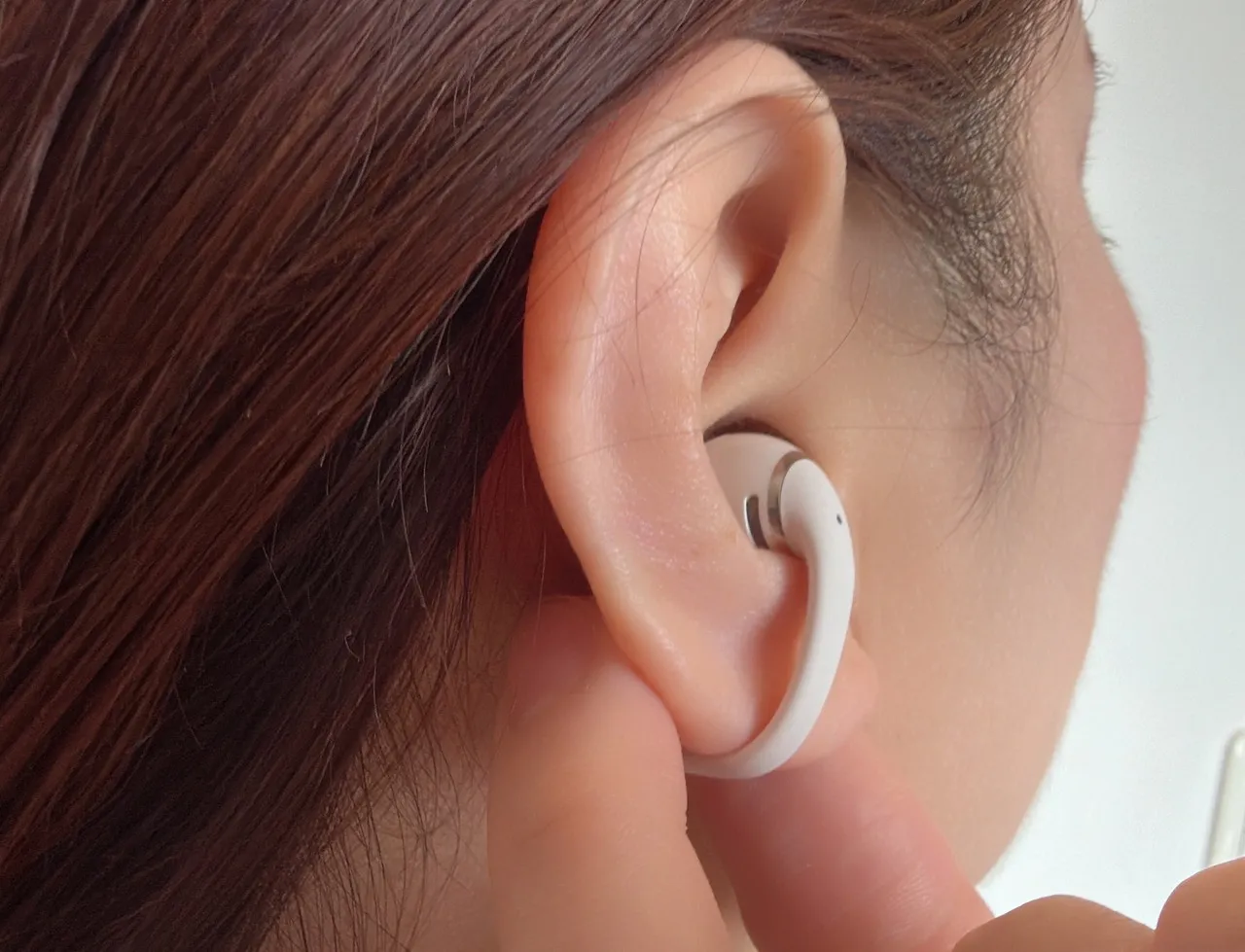 Shokz OpenDots 2をピンチ操作している