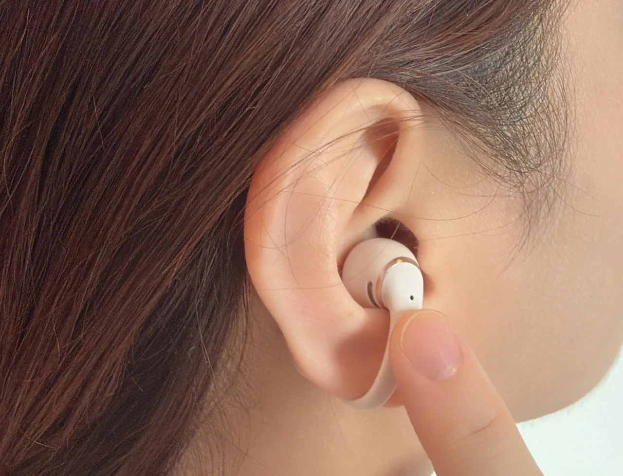 Shokz OpenDots 2をタッチ操作している