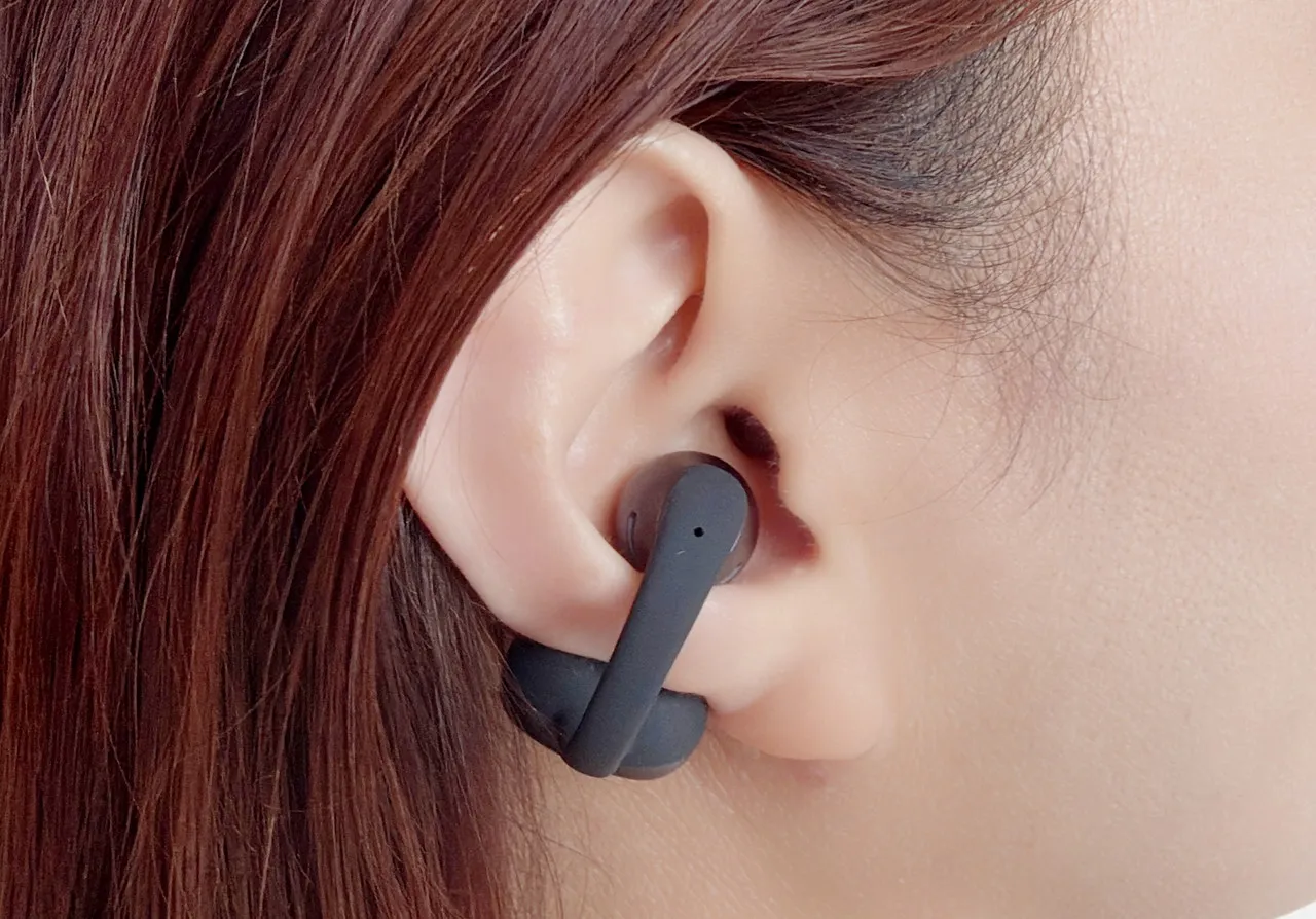 Shokz OpenDots Airを右耳に装着している女性