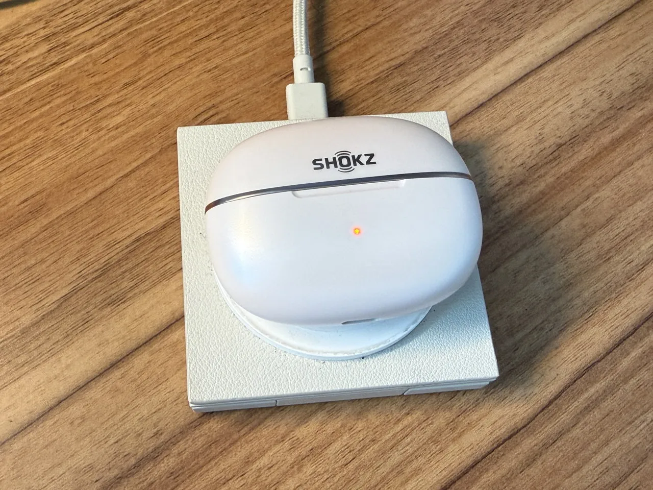 ワイヤレス充電中のOpenDots 2