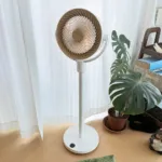 部屋の隅に置かれているSwitchBot スマートサーキュレーター スタンド型