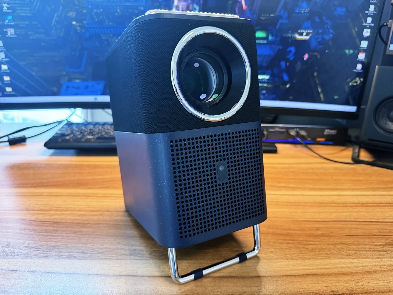 デスク上に設置されたTCL A1s プロジェクター