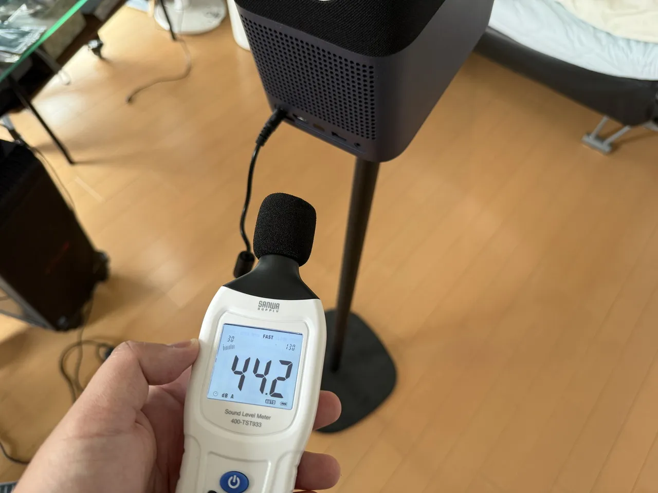 騒音計で TCL A1s プロジェクターの稼働音を計測している