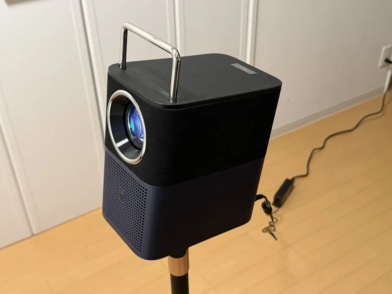 TCL A1sに電源ケーブルを接続した