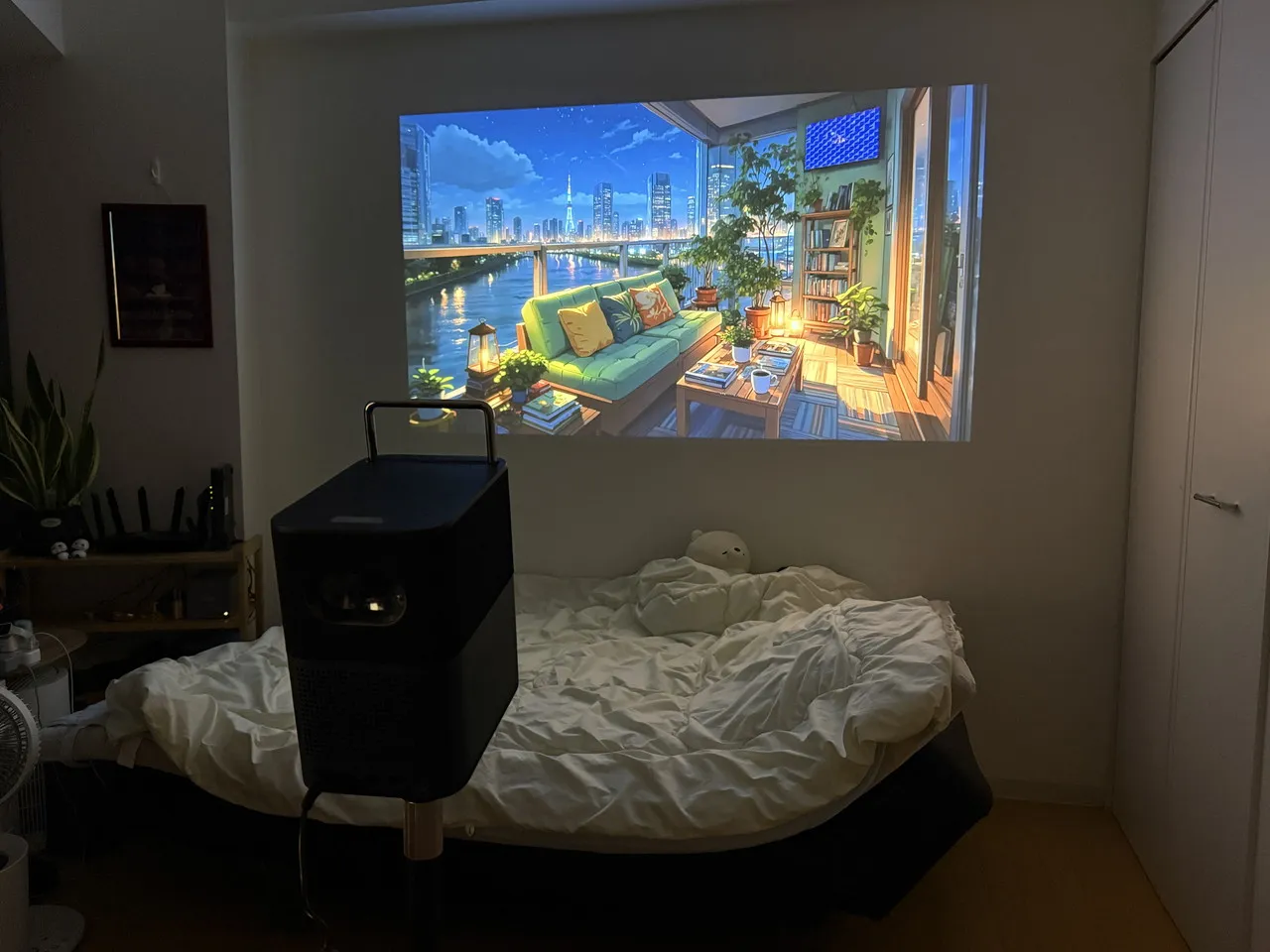 TCL A1s プロジェクターで壁に映像を投影している