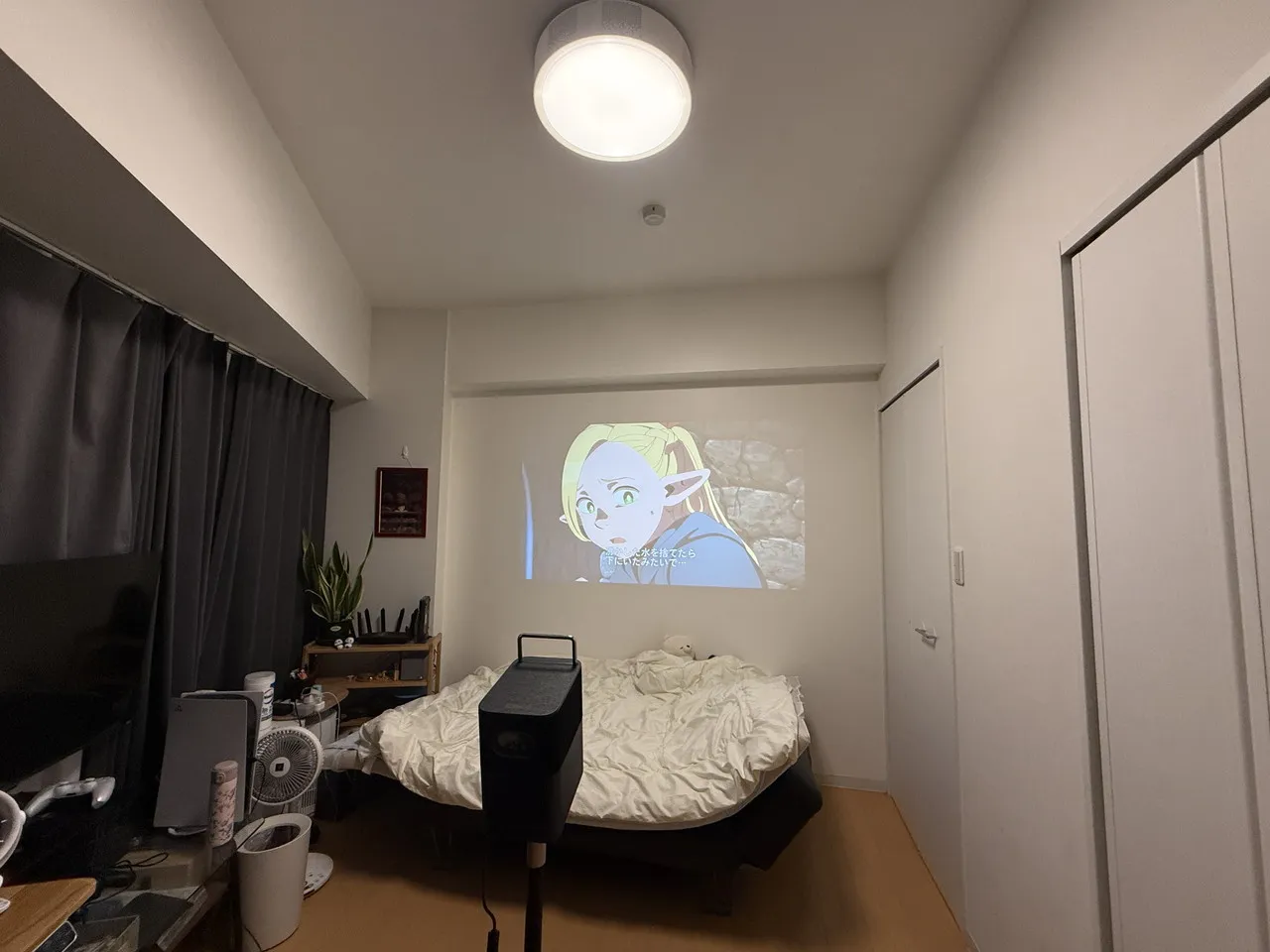明るい部屋でアニメを投影している