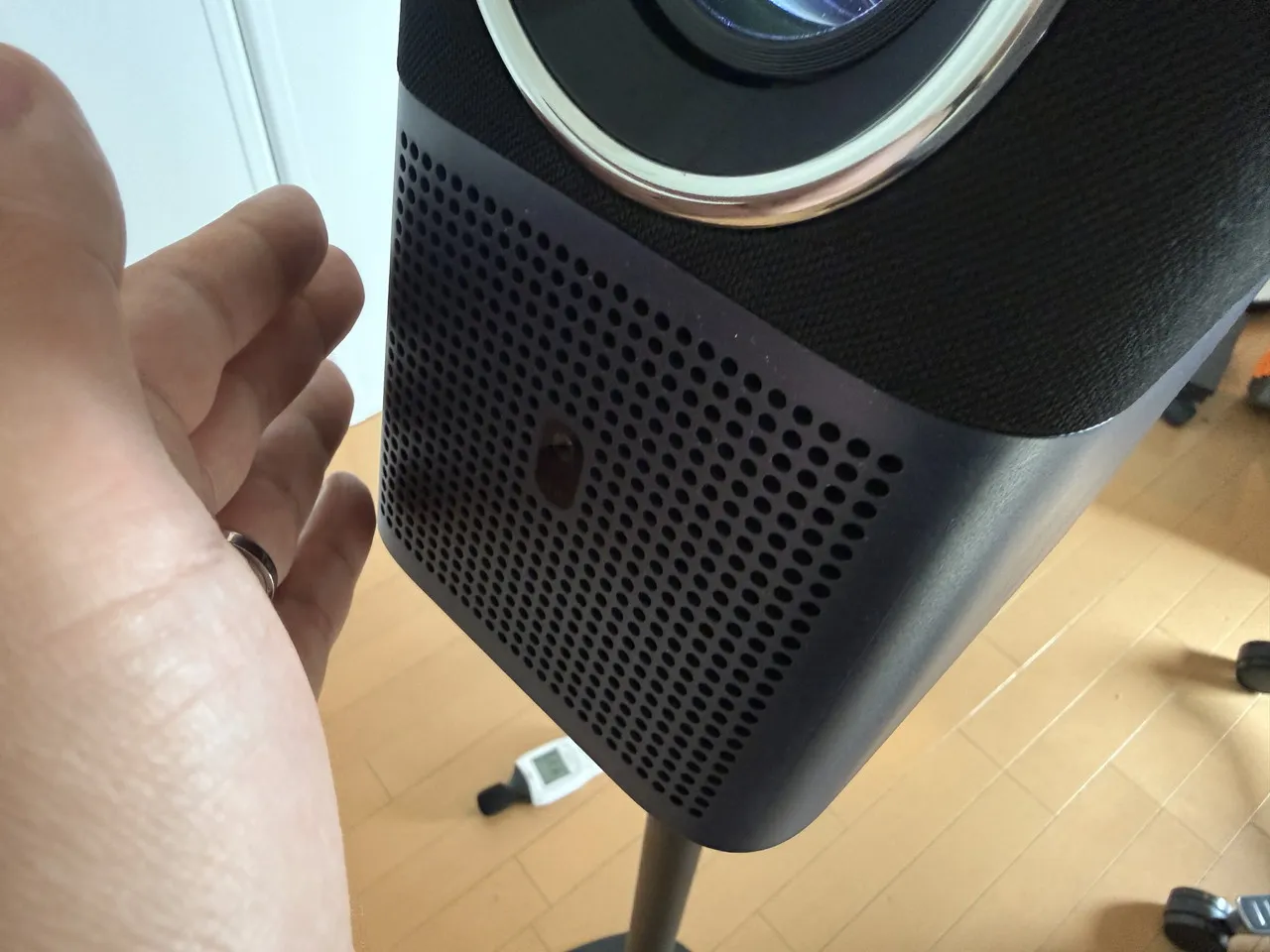 TCL A1s プロジェクターの排気口に手を当てている