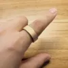 Ultrahuman Ring AIRを人差し指に装着している