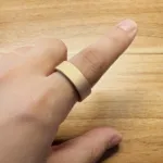 Ultrahuman Ring AIRを人差し指に装着している