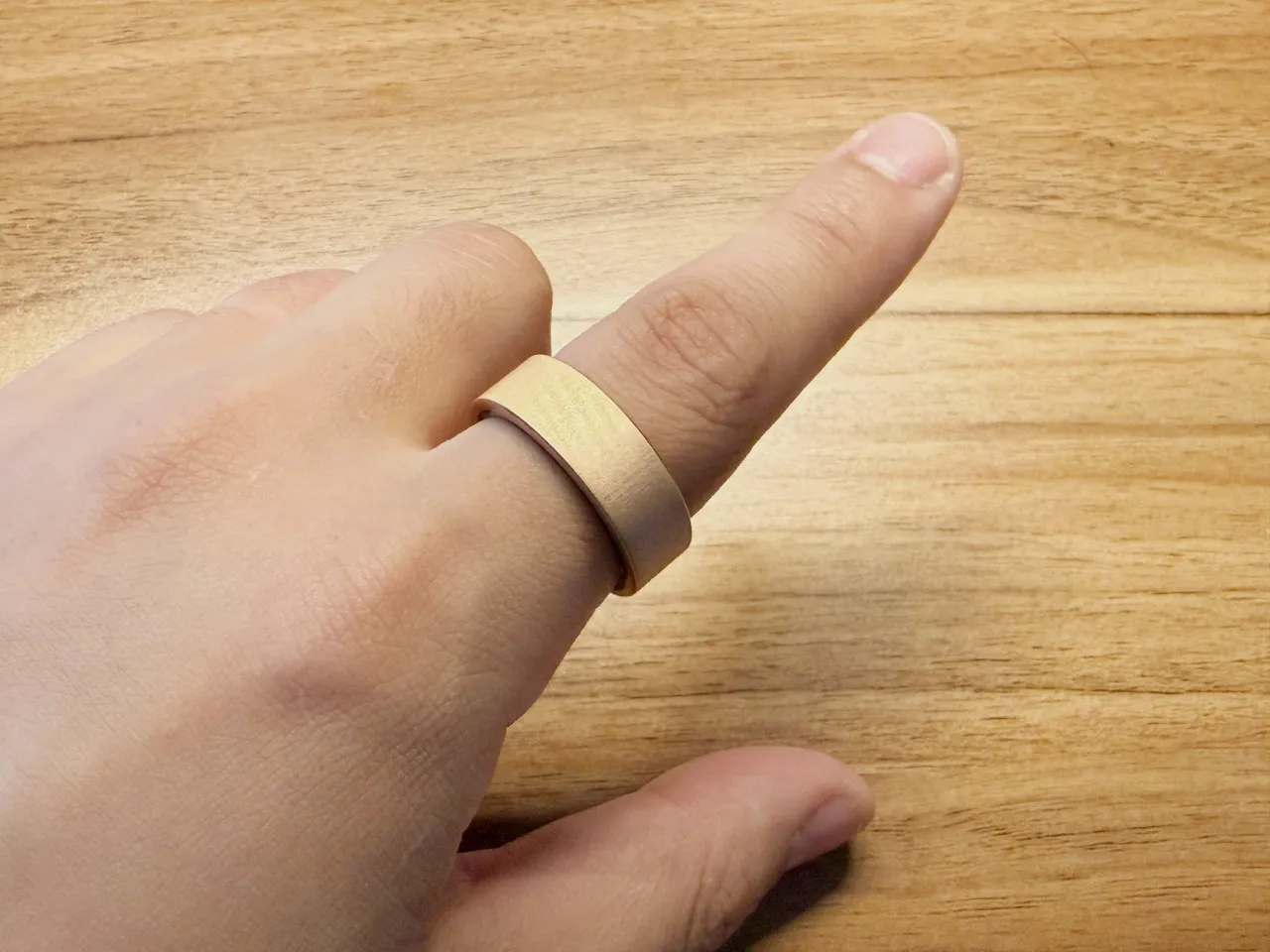 Ultrahuman Ring AIRを人差し指に装着している