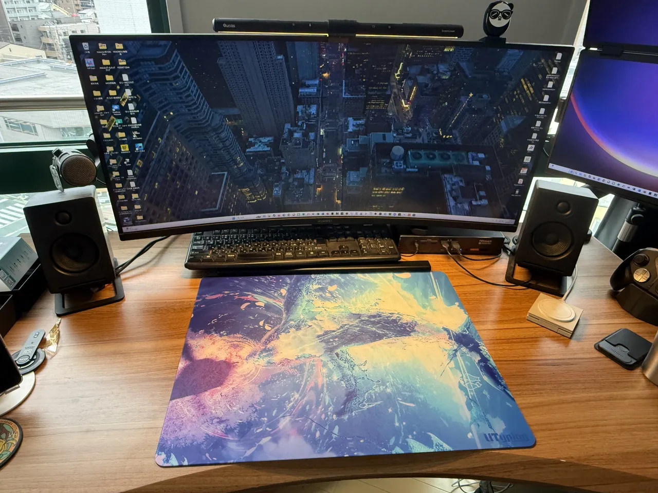 春を渡る ガラスマウスパッドをPCデスクに設置した
