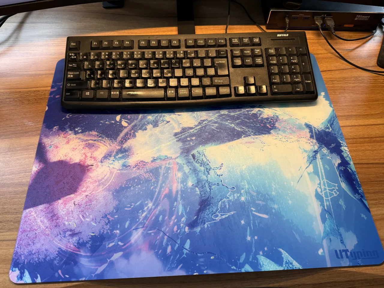 春を渡る ガラスマウスパッドの上にキーボードを載せている