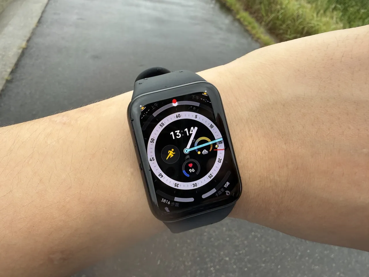 屋外でXiaomi Smart Band 10 Proを装着している