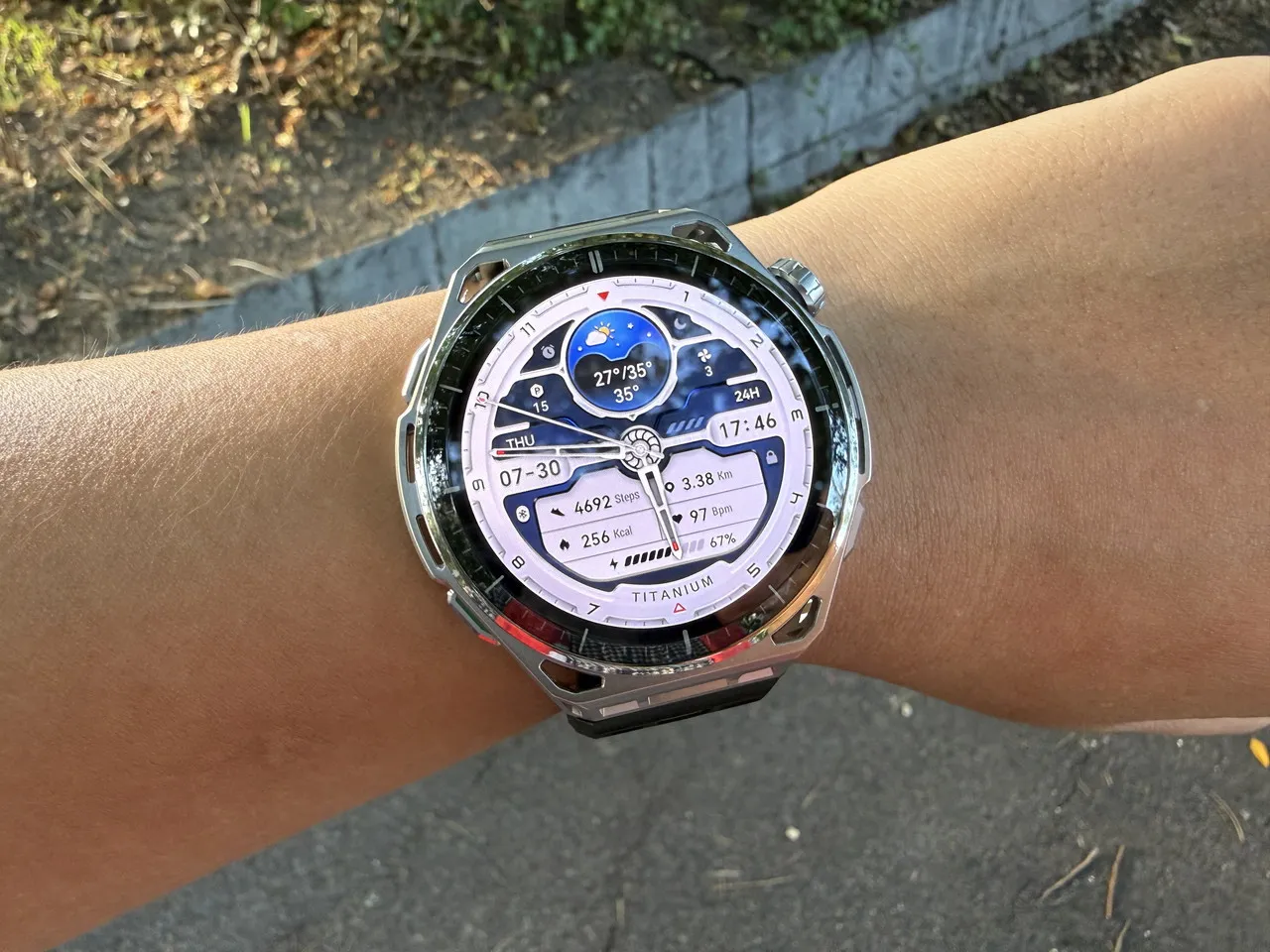 屋外で左腕にAmazfit Balance 3を装着している