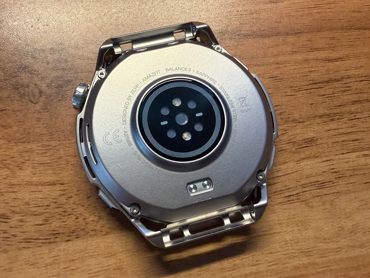 Amazfit Balance 3の外観(裏面)